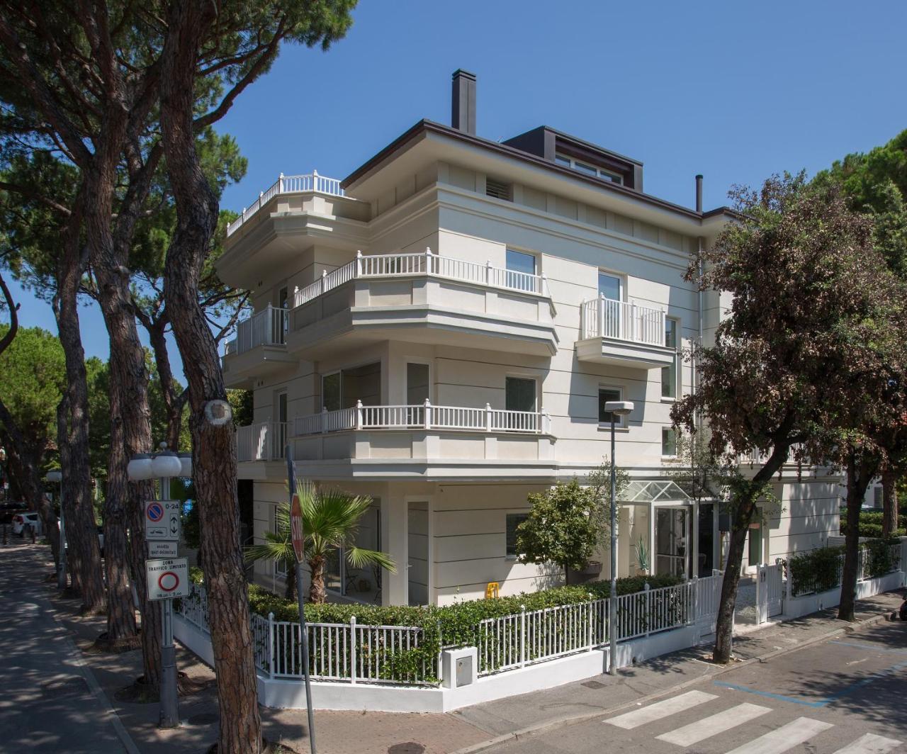 Aparthotel White 3*