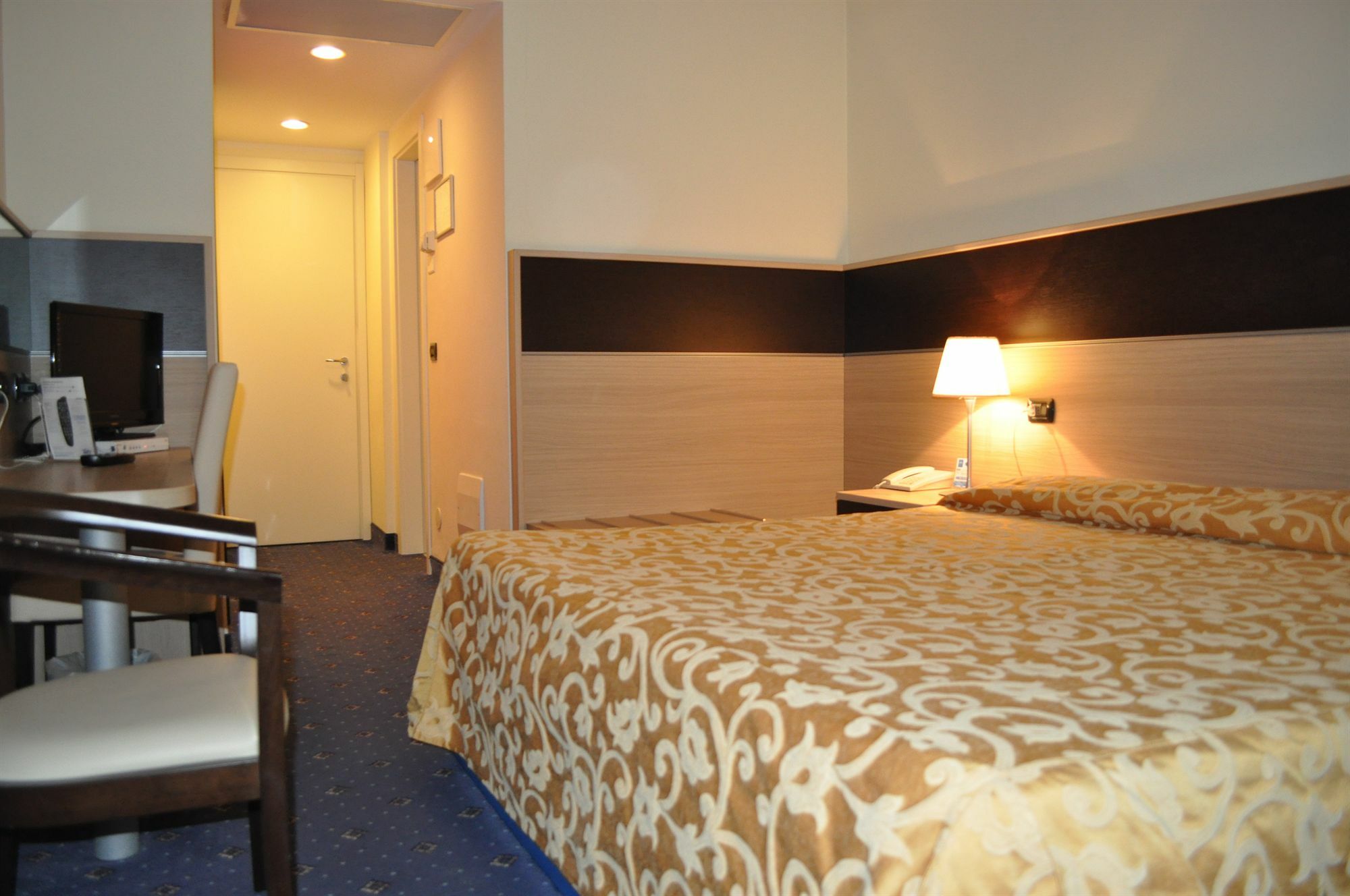 Augustus Hotel 4*