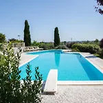 Porzione di Villa con piscina,giardino e parcheggi