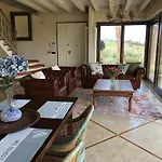 Porzione di Villa con piscina,giardino e parcheggi
