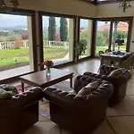 Porzione di Villa con piscina,giardino e parcheggi