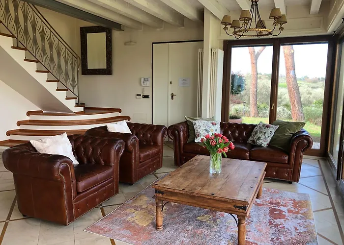 Porzione di Villa con piscina,giardino e parcheggi