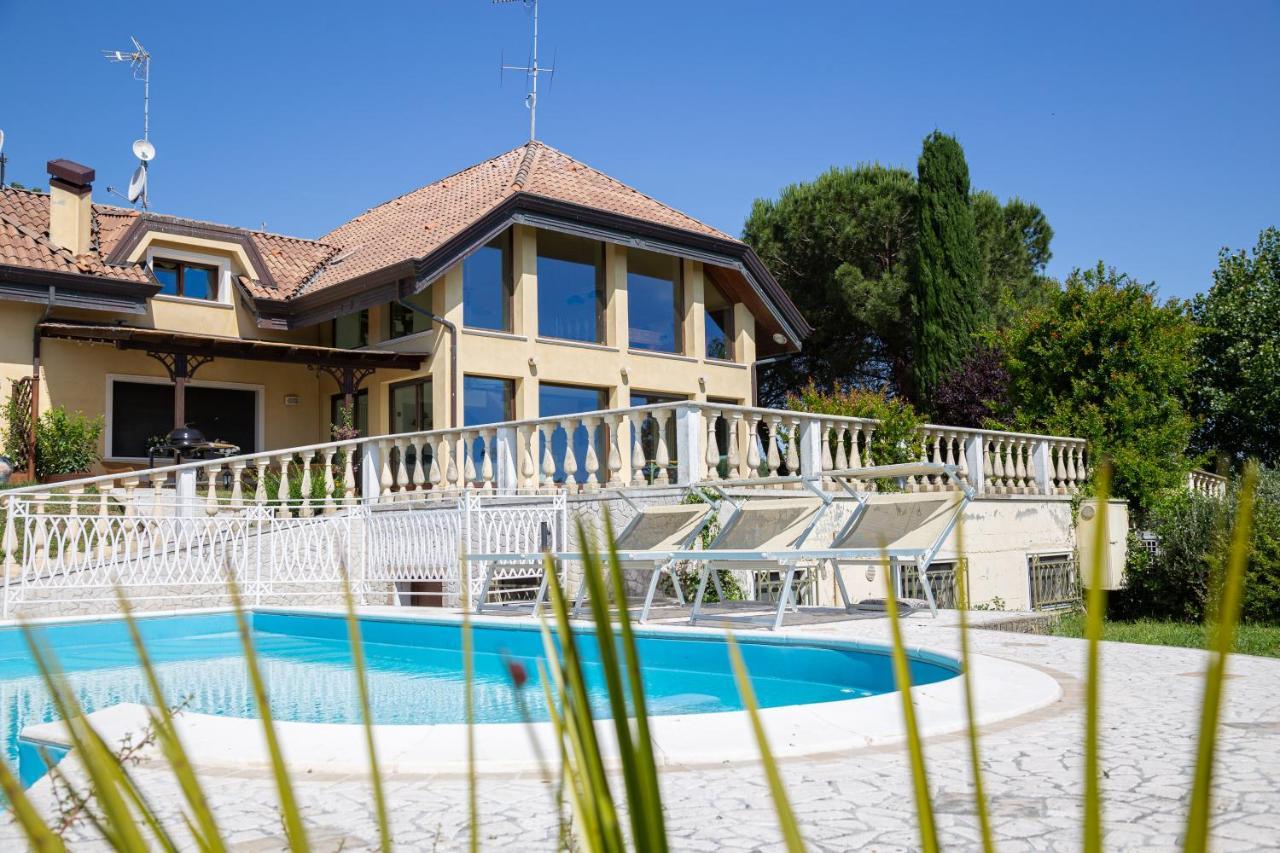 Porzione Di Con Piscina,giardino E Parcheggi * Riccione
