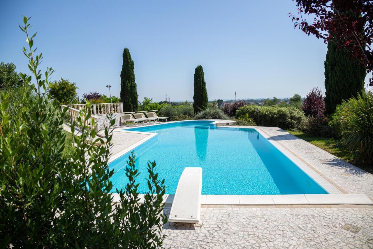 Villa Porzione Di Con Piscina,giardino E Parcheggi *