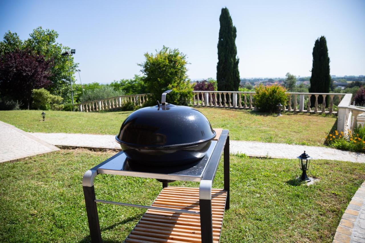 Porzione Di Con Piscina,giardino E Parcheggi