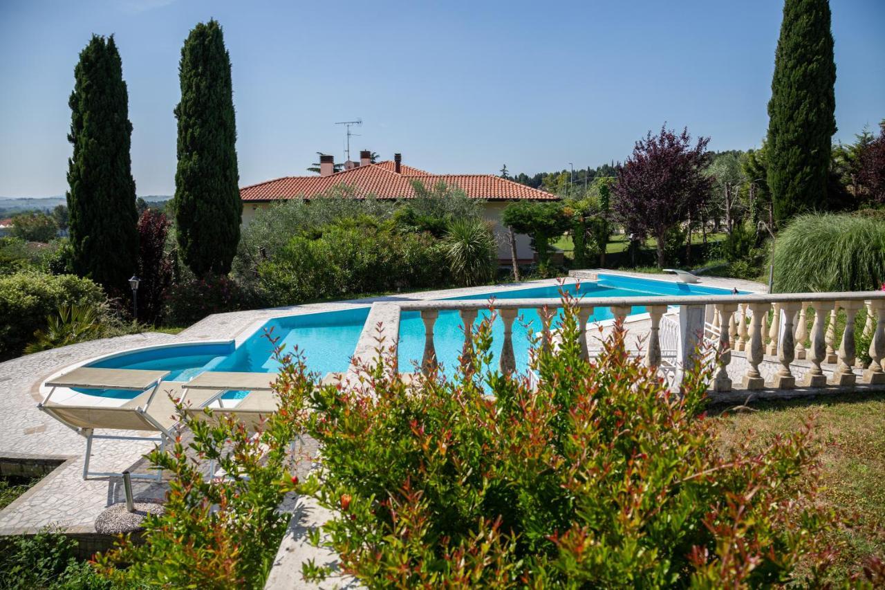 Porzione Di Con Piscina,giardino E Parcheggi Villa *