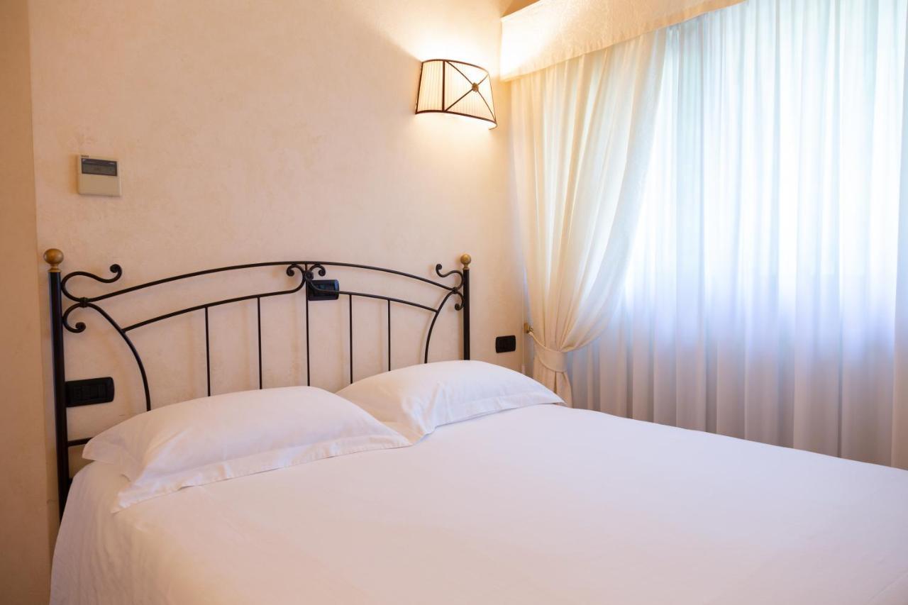 Porzione Di Con Piscina,giardino E Parcheggi Villa *