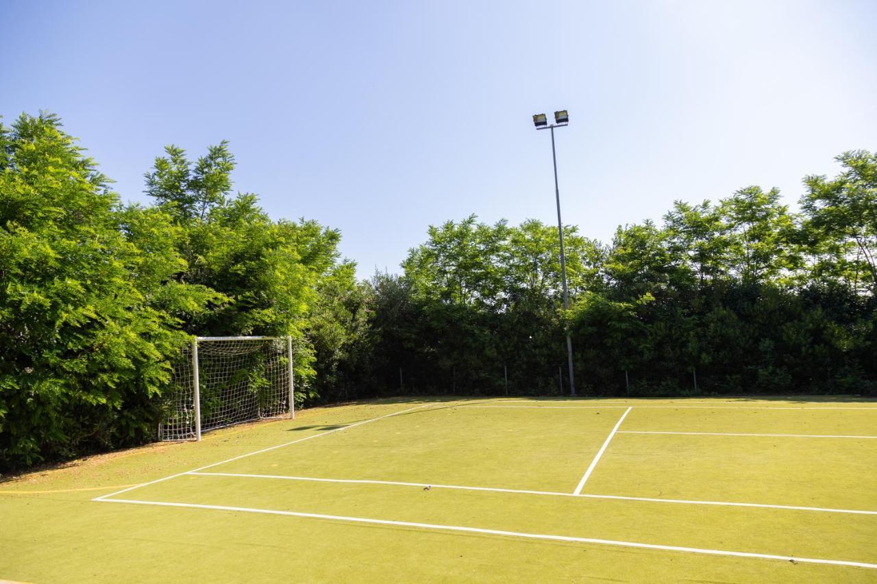 Porzione Di Con Piscina,giardino E Parcheggi