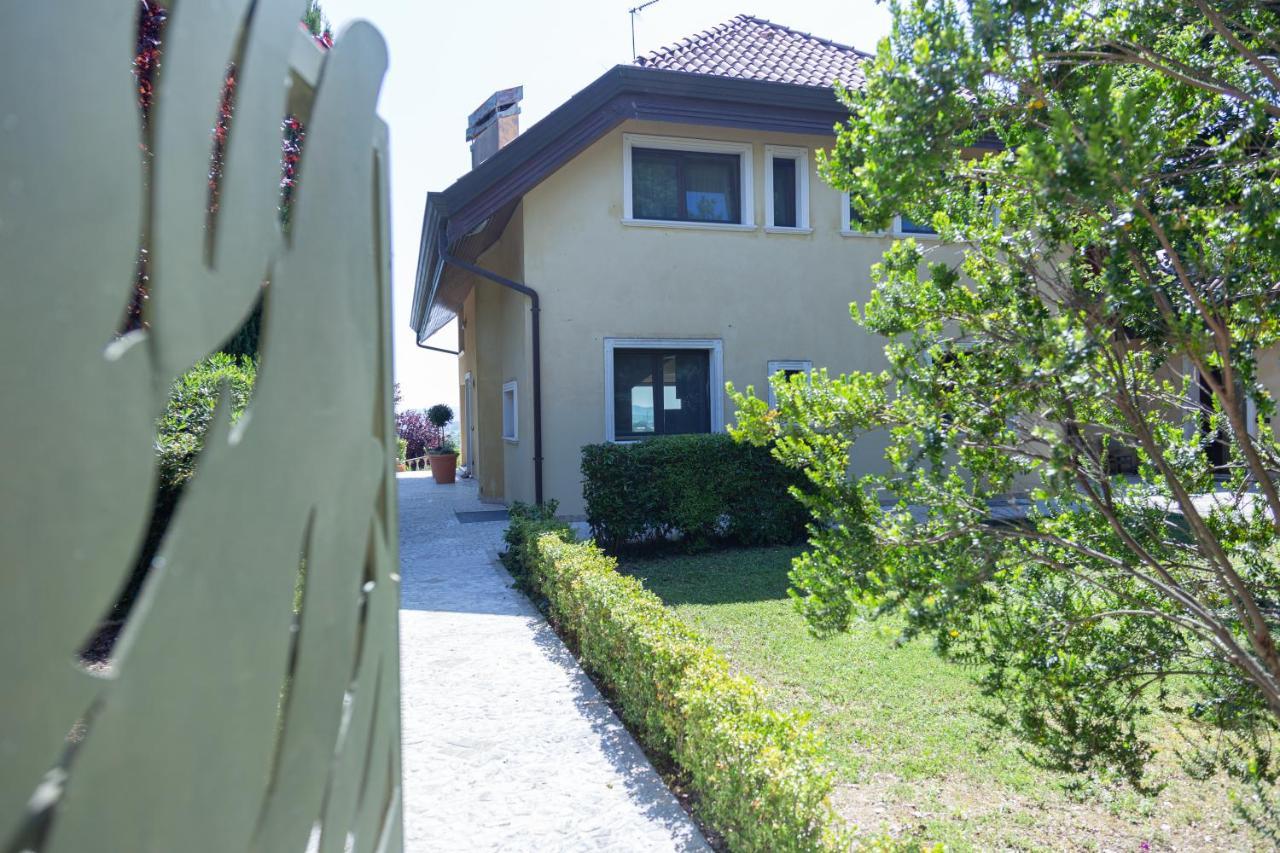 Villa Porzione Di Con Piscina,giardino E Parcheggi