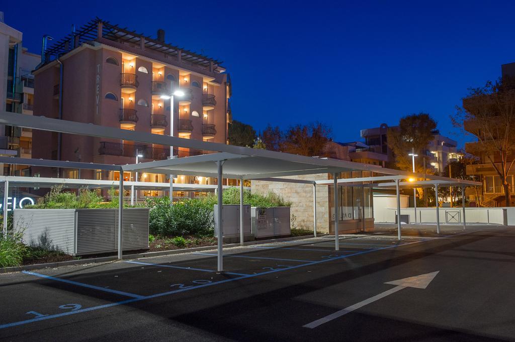 Hotel Trevi Riccione, In Centro Sul Mare Con Cucina 3*